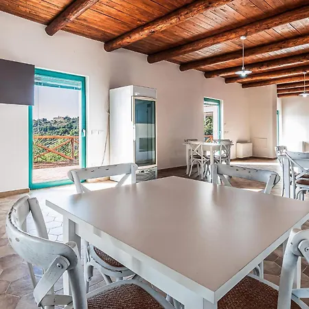 3 Bedroom Gorgeous In Holiday home *