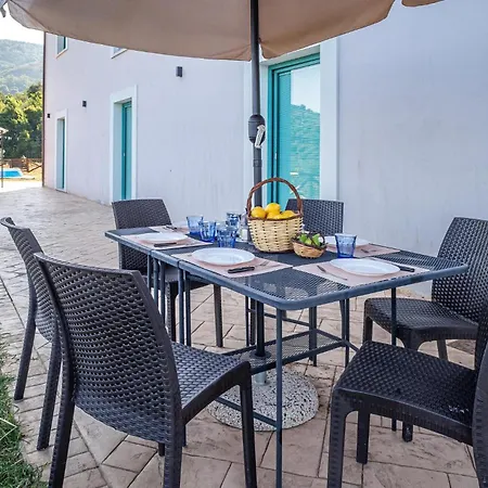 3 Bedroom Awesome In Hébergement de vacances *
